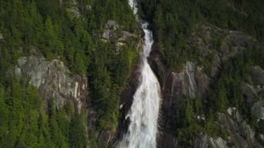 Güzel vadi parlak güneşli bir günde sırasında. Brandywine Falls, Whistler yakınındaki ve Squamish, Kuzey Vancouver, British Columbia, Kanada hava bir açıdan alınan.