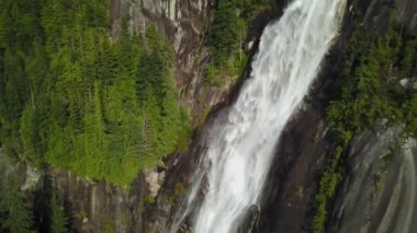 Güzel vadi parlak güneşli bir günde sırasında. Brandywine Falls, Whistler yakınındaki ve Squamish, Kuzey Vancouver, British Columbia, Kanada hava bir açıdan alınan.