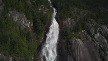 Güzel vadi parlak güneşli bir günde sırasında. Brandywine Falls, Whistler yakınındaki ve Squamish, Kuzey Vancouver, British Columbia, Kanada hava bir açıdan alınan.