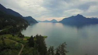Hava 4 k dron güzel deniz görünümü gökyüzü otoyol ve Howe ses Brunswick Beach'de bir bulutlu yaz gün boyunca. Vancouver, British Columbia, Kanada kuzeyindeki alınan.
