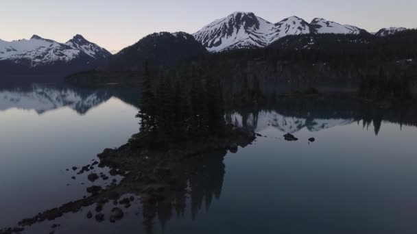 カラフルな氷河湖の美しい岩の島の空中の自然景観 ガリバルディ スカーミッシュ 北のバンクーバー ブリティッシュ コロンビア州 カナダの近くでの撮影 — ストック動画