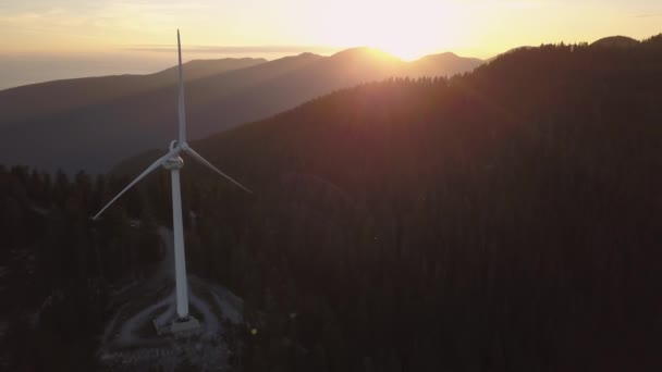 Luftaufnahme Der Windkraftanlage Während Eines Lebendigen Und Farbenfrohen Sommersonnenuntergangs Aufgenommen — Stockvideo