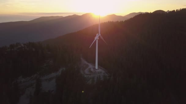 活気に満ちたカラフルな夏の夕日の中に風力タービンの眺め ノースショア バンクーバー ブリティッシュ コロンビア カナダのグラウス山の頂上に撮影 — ストック動画