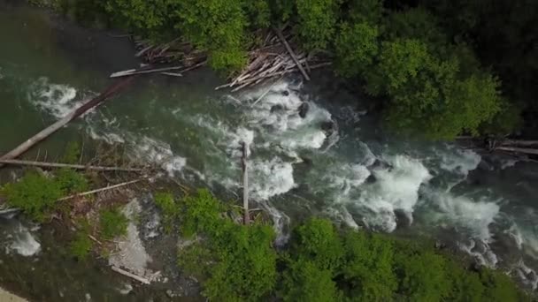 Vue aérienne d'une rivière qui coule dans la vallée. Vidéo prise à Brandywine Falls, près de Squamish et Whistler, au nord de Vancouver, BC, Canada .