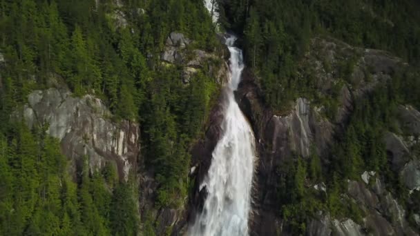 美丽的山谷在灿烂的阳光明媚的一天 从空中透视在烈酒瀑布 附近惠斯勒和 Squamish 温哥华北部 不列颠哥伦比亚省 加拿大 — 图库视频影像