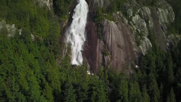 美丽的山谷在灿烂的阳光明媚的一天 从空中透视在烈酒瀑布 附近惠斯勒和 Squamish 温哥华北部 不列颠哥伦比亚省 加拿大 — 图库视频影像