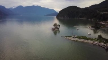 Tüylü Creek Howe ses, Kuzey Vancouver, British Columbia, Kanada hava görünümünü. Bir bulutlu yaz akşamı sırasında alınan.