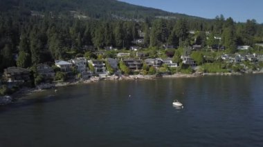 Havadan görünümü güzel bir Pasifik Okyanusu sahne ile kayalık sahil üstünde lüks evler. Sermaye Şehir Victoria içinde Vancouver Adası, British Columbia, Kanada, gündoğumu sırasında alınan.