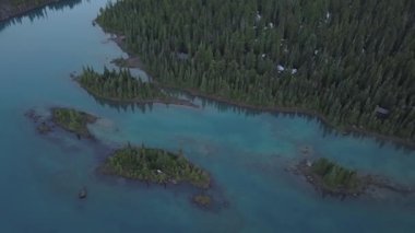Hava doğa manzaralı renkli buzul Gölü güzel kayalık adaların. Garibaldi yakınındaki Squamish, Kuzey Vancouver, British Columbia, Kanada çekilmiş resim.