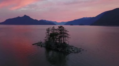 Bir ada okyanus güzel giriş peyzaj dağlarla çevrili arka planda ile hava doğal görünümünü. Howe ses, Kuzey Vancouver, British Columbia, Kanada, günbatımı sırasında alınan.