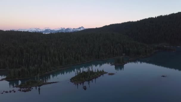 カラフルな氷河湖の美しい岩の島の空中の自然景観 ガリバルディ スカーミッシュ 北のバンクーバー ブリティッシュ コロンビア州 カナダの近くでの撮影 — ストック動画