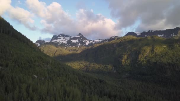Luftaufnahme Des Wolken Gehüllten Skypilot Berges Während Eines Pulsierenden Sommersonnenuntergangs — Stockvideo