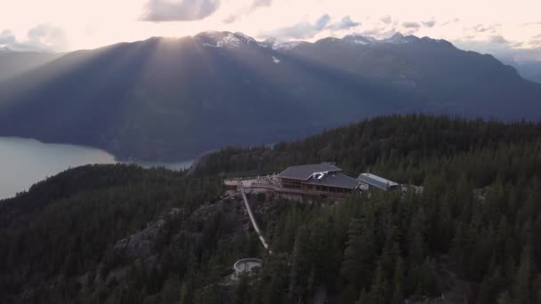 ゴンドラと山の上に懸濁液橋の空撮 鮮やかな夏の間に日没スカーミッシュ 北のバンクーバー ブリティッシュ コロンビア カナダ 近く撮影 — ストック動画