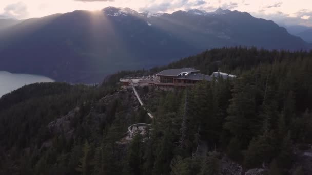 Vista Aérea Góndola Puente Colgante Cima Montaña Tomado Cerca Squamish — Vídeo de stock