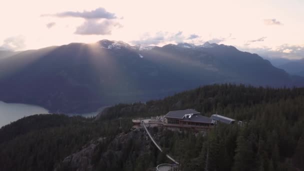 Vista Aérea Góndola Puente Colgante Cima Montaña Tomado Cerca Squamish — Vídeos de Stock