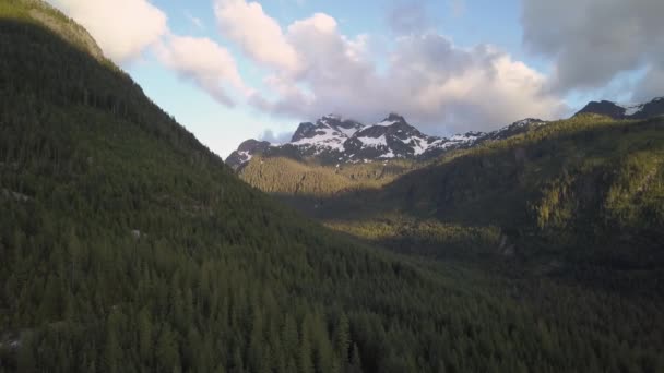 Vue Aérienne Montagne Skypilot Couverte Nuages Pendant Coucher Soleil Estival — Video