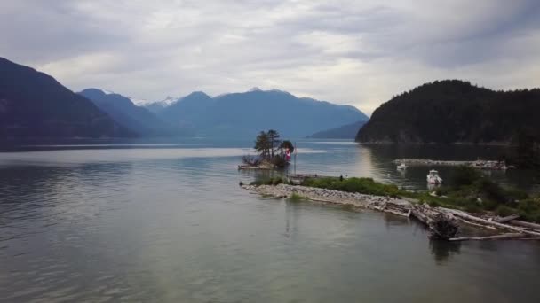 Aerial Natur Landskap Syn Vackra Klippiga Öar Färgglad Glacier Lake — Stockvideo