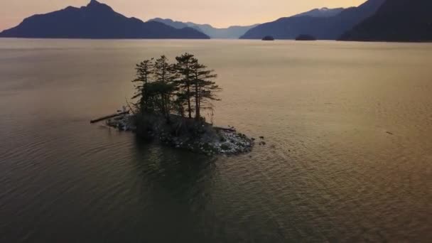 Luftaufnahme Einer Insel Mit Einer Wunderschönen Meeresbucht Hintergrund Umgeben Von — Stockvideo