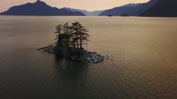 Vista Panorâmica Aérea Uma Ilha Com Uma Bela Paisagem Entrada — Vídeo de Stock