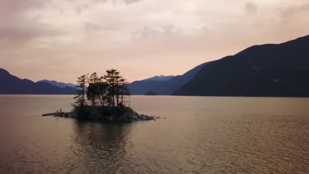 活気のある日没時に山を背景に 美しい島の Cinemagraph アニメーション 北のバンクーバー ブリティッシュ コロンビア カナダのハウ音で撮影 — ストック動画