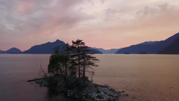 Animação Cinematográfica Uma Bela Ilha Com Montanhas Fundo Durante Pôr — Vídeo de Stock