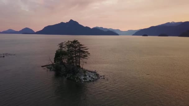 Animacja Kinograf Pięknej Wyspie Górami Tle Podczas Wibrujący Zachód Słońca — Wideo stockowe
