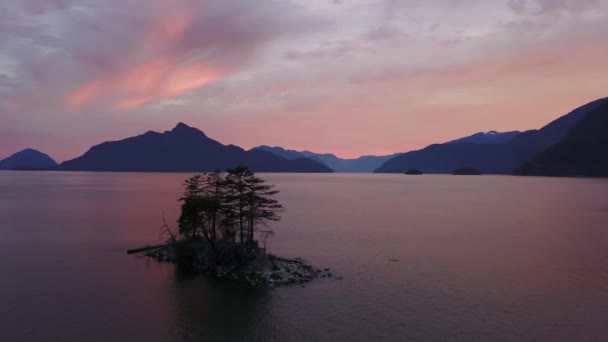 Animacja Kinograf Pięknej Wyspie Górami Tle Podczas Wibrujący Zachód Słońca — Wideo stockowe