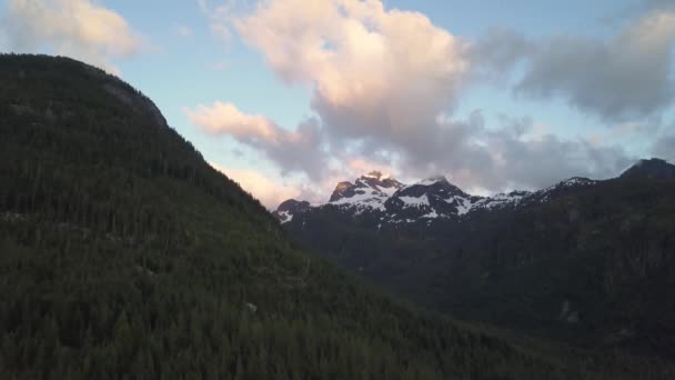 Vista Aérea Montanha Skypilot Coberta Nuvens Durante Vibrante Pôr Sol — Vídeo de Stock