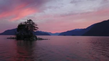 Bir ada okyanus güzel giriş peyzaj dağlarla çevrili arka planda ile hava doğal görünümünü. Howe ses, Kuzey Vancouver, British Columbia, Kanada, günbatımı sırasında alınan.