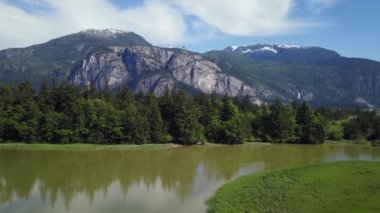 Howe ses Squamish şehir, Kuzey Vancouver, British Columbia, Kanada yakınlarında güzel bir manzarada havadan bakış. Bir güneşli yaz günü sırasında alınan.