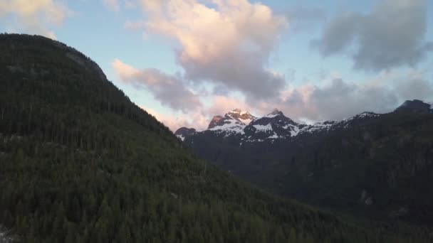 問題解決を図った山の空撮は 活気に満ちた夏の日没時に雲に覆わ スカーミッシュ 北のバンクーバー ブリティッシュ コロンビア州 カナダの近くに撮影 — ストック動画