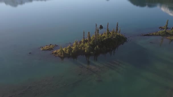 Luchtfoto Natuur Landschap Uitzicht Prachtige Rotsachtige Eilanden Een Kleurrijke Gletsjermeer — Stockvideo