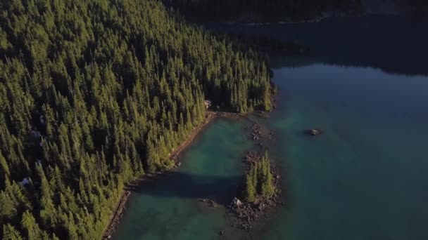 Vue Aérienne Paysage Naturel Des Belles Îles Rocheuses Dans Lac — Video