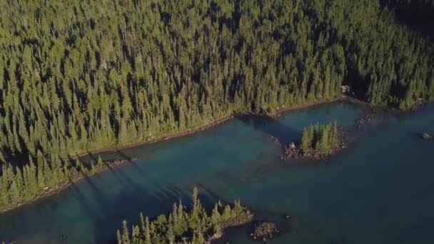 Vue Aérienne Paysage Naturel Des Belles Îles Rocheuses Dans Lac — Video