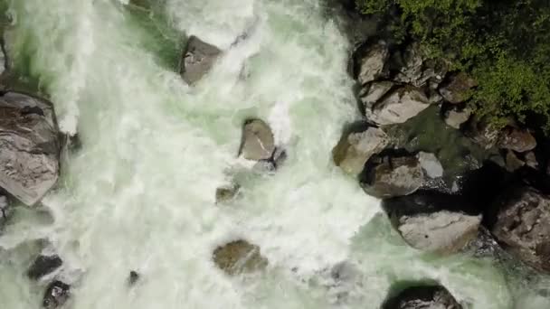 看到淡水冲下小溪绕着光滑的岩石 在林恩谷峡谷 北温哥华 不列颠哥伦比亚省 加拿大 — 图库视频影像