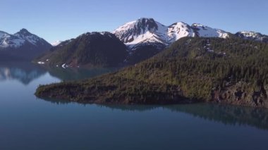 Güzel zaman atlamalı Kanada dağ manzarası üzerinden canlı ve renkli yaz gündoğumu. Whistler ve Squamish, Garibaldi gölde o Vancouver, Bc, Kanada kuzeyindeki alınan.