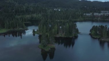 Yağmurlu ve bulutlu sonbahar gün boyunca Kanada peyzaj göl güzel hava 4 k dron manzara. Ruby gölde, Sunshine Coast, British Columbia, Kanada alınan.