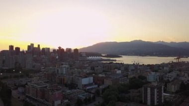 Banliyö alandaki ticari ve konut binalarının havadan görünümü. Surrey, büyük Vancouver, British Columbia, Kanada alınan.