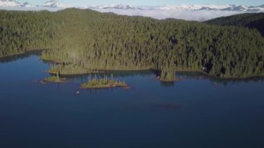 Güzel zaman atlamalı Kanada dağ manzarası üzerinden canlı ve renkli yaz gündoğumu. Whistler ve Squamish, Garibaldi gölde o Vancouver, Bc, Kanada kuzeyindeki alınan.