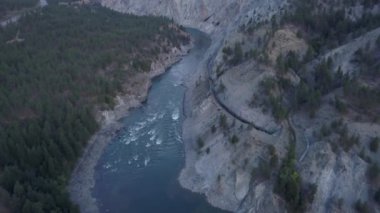 Hava dron manzaralı bir trenin Thompson nehir kenarında bir bulutlu sonbahar gün boyunca seyahat. British Columbia, Kanada iç çekilmiş.