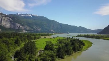 Howe ses Squamish şehir, Kuzey Vancouver, British Columbia, Kanada yakınlarında güzel bir manzarada havadan bakış. Bir güneşli yaz günü sırasında alınan.