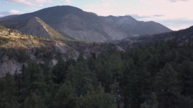 Güzel Kanada manzara parlak bir sonbahar sabahı sırasında hava 4 k dron manzara. Thompson Nehri içinde iç British Columbia, Kanada yakınında alınan