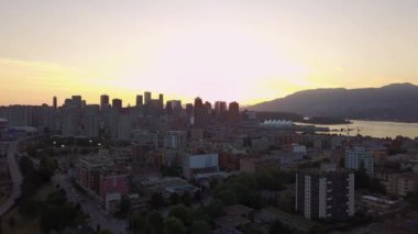 Banliyö alandaki ticari ve konut binalarının havadan görünümü. Surrey, büyük Vancouver, British Columbia, Kanada alınan.