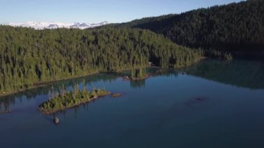 Güzel zaman atlamalı Kanada dağ manzarası üzerinden canlı ve renkli yaz gündoğumu. Whistler ve Squamish, Garibaldi gölde o Vancouver, Bc, Kanada kuzeyindeki alınan.