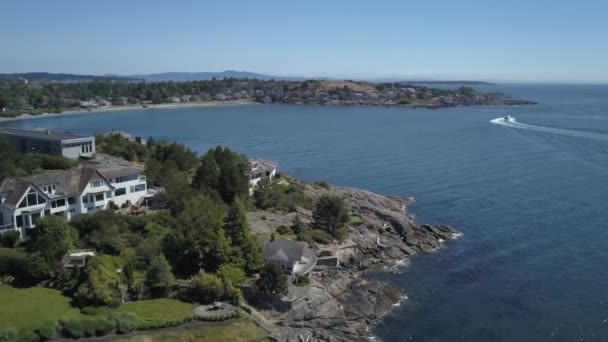 美しい太平洋シーンと磯の上に高級住宅の空撮 ビクトリア バンクーバー島 ブリティッシュ コロンビア州 カナダの資本市の日の出の間撮影 — ストック動画