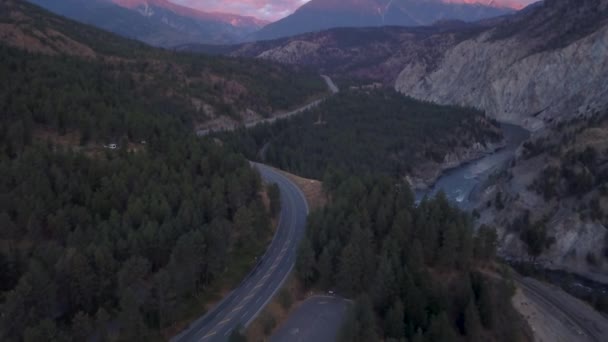 Krásné Vzdušné Dron Záběry Řeky Malebné Silnici Údolí Obklopeném Pohořími — Stock video