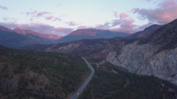 Hermosas Imágenes Aéreas Drones Río Camino Pintoresco Valle Rodeado Montañas — Vídeo de stock