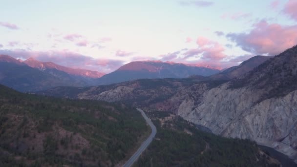 美丽的空中无人机镜头的河流和一条风景秀丽的道路在山谷周围的山脉在一个充满活力的日出 在加拿大不列颠哥伦比亚利顿附近拍摄 — 图库视频影像