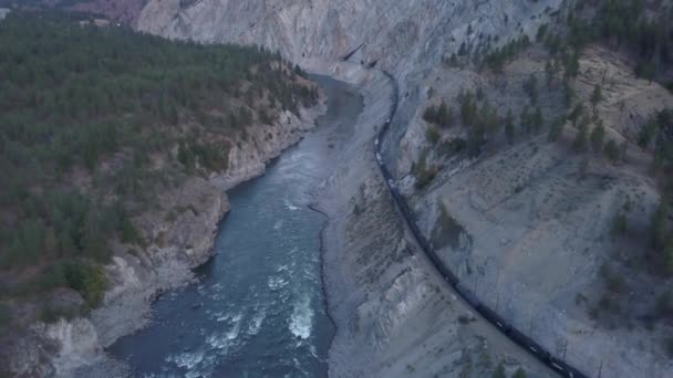 Luchtfoto Drone Landschapsmening Van Een Trein Reizen Met Thompson River — Stockvideo