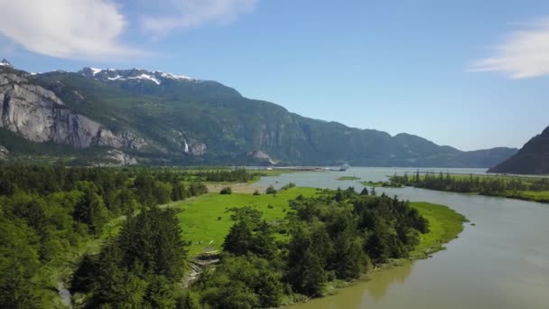 Αεροφωτογραφία Του Ένα Πανέμορφο Τοπίο Ήχο Howe Κοντά Πόλης Squamish — Αρχείο Βίντεο